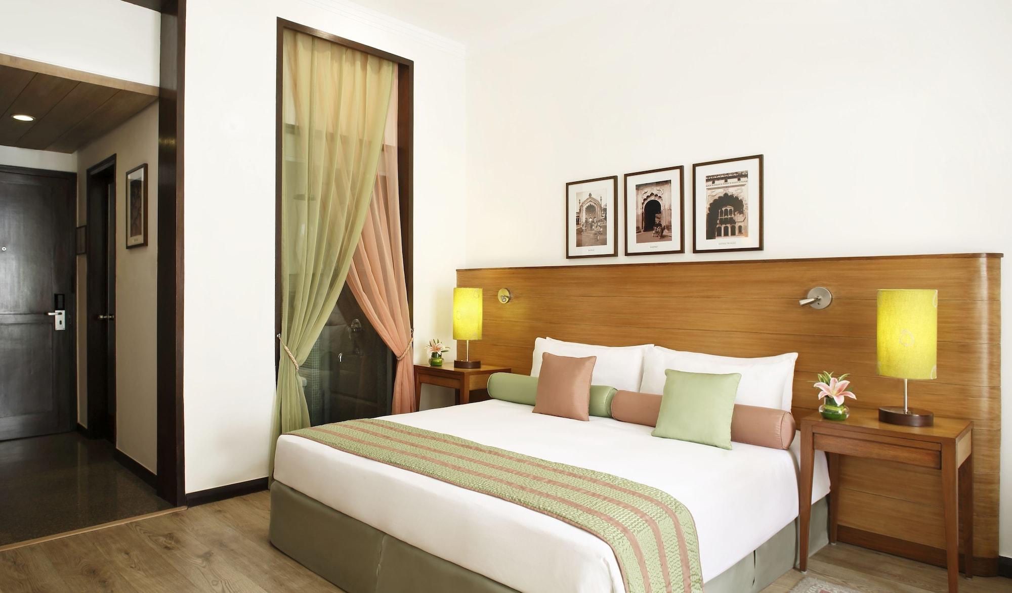 Taj Mahal, Lucknow Hotel Bagian luar foto