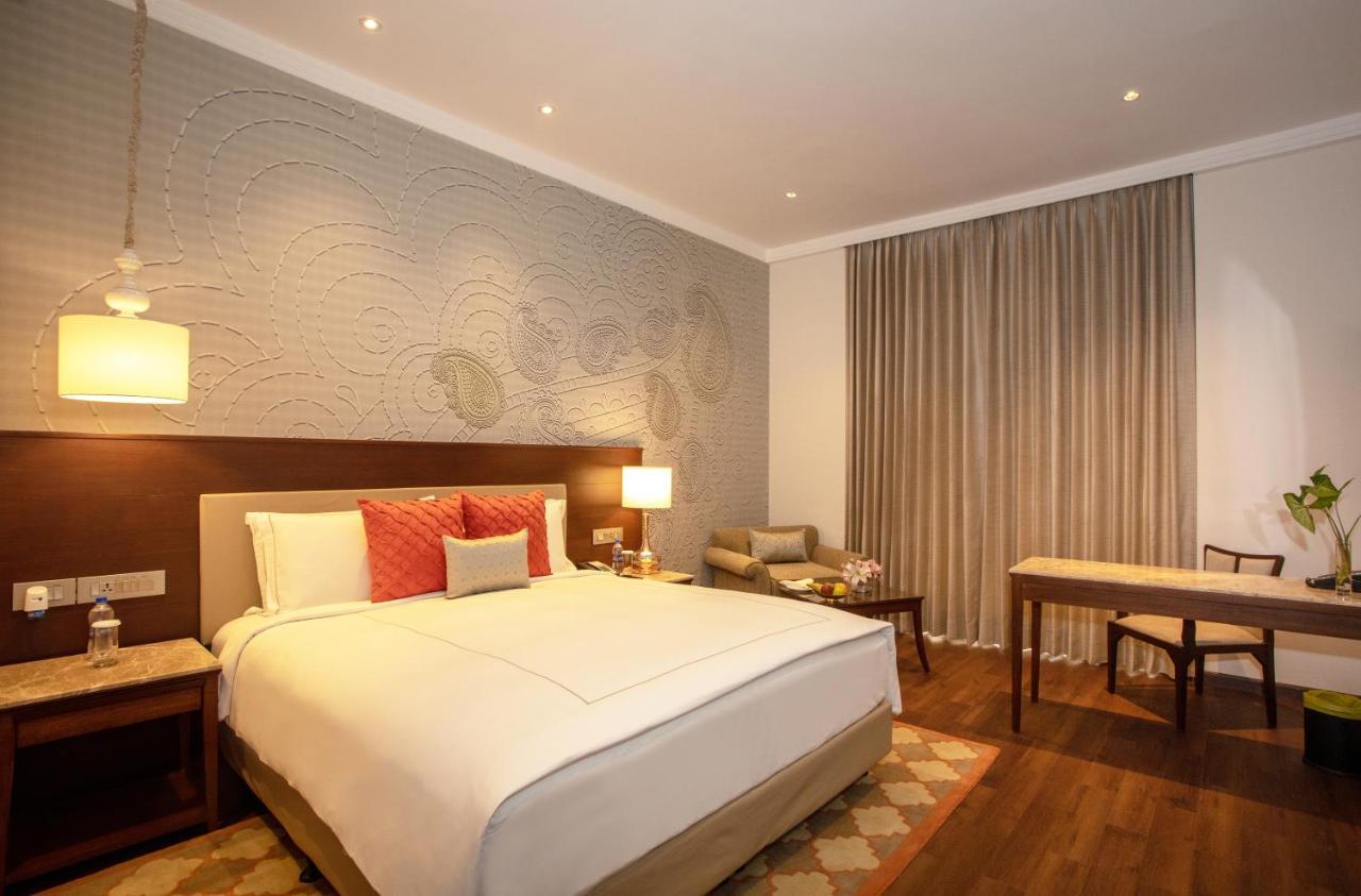 Taj Mahal, Lucknow Hotel Bagian luar foto