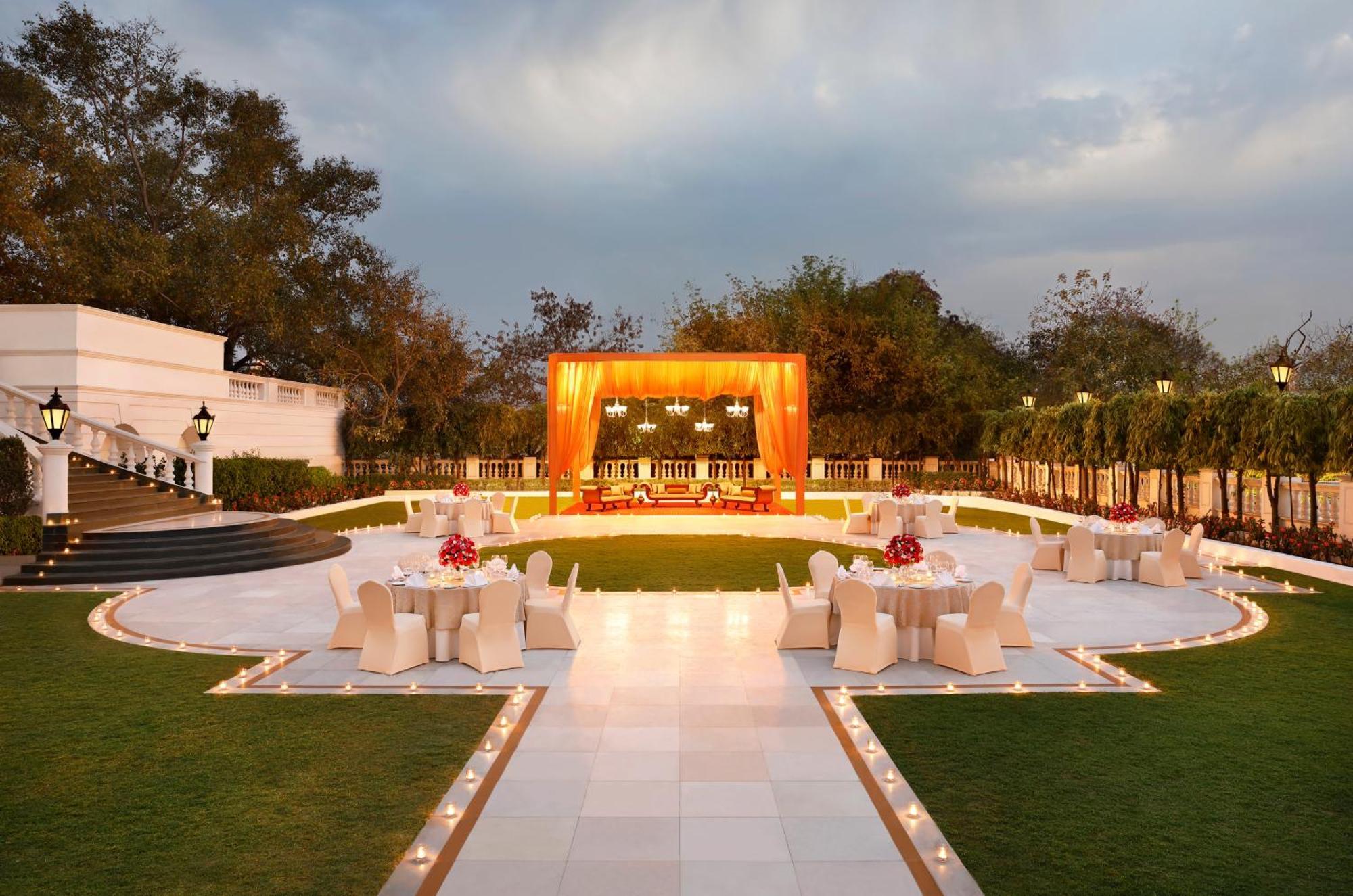 Taj Mahal, Lucknow Hotel Bagian luar foto