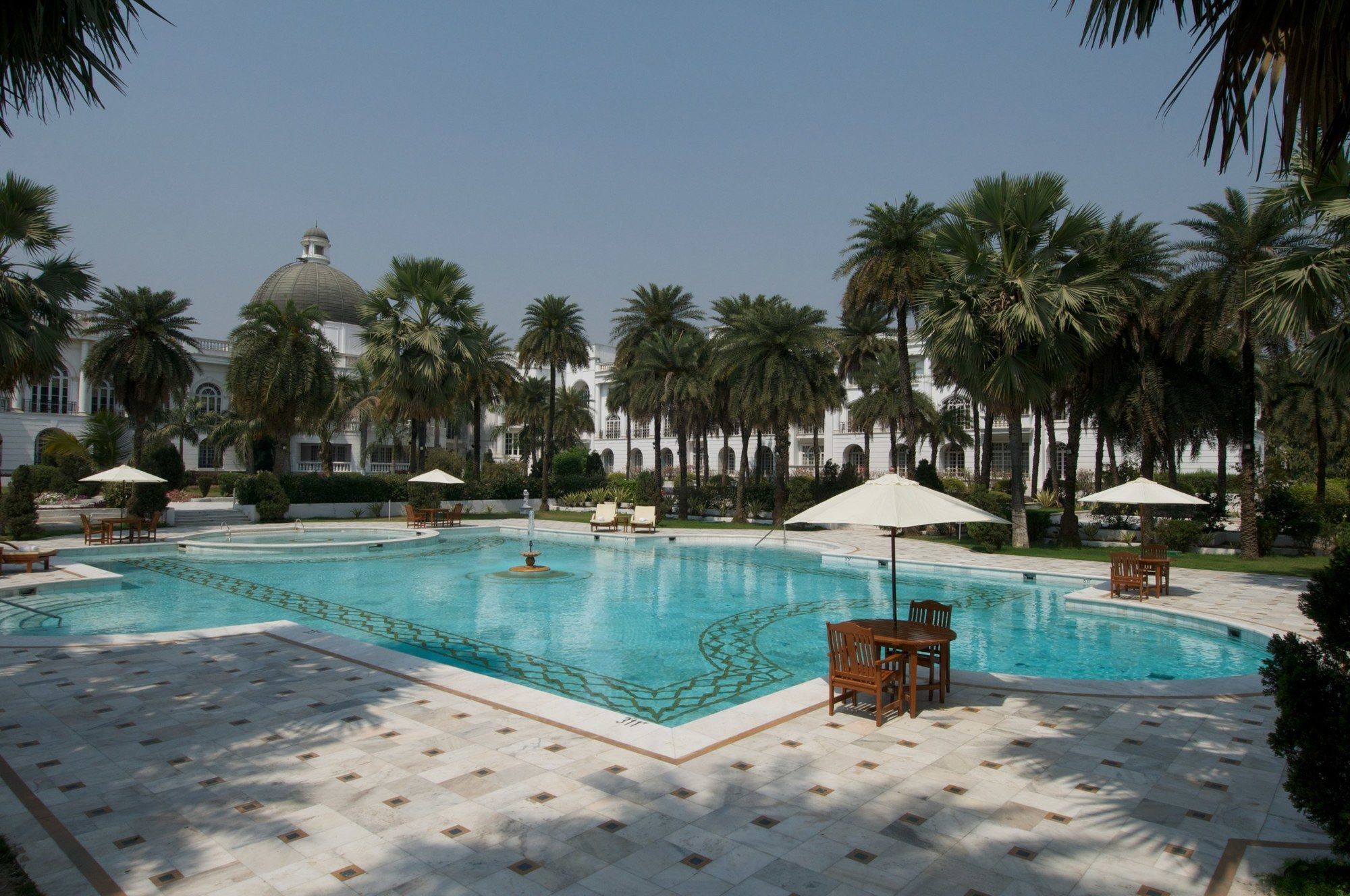 Taj Mahal, Lucknow Hotel Bagian luar foto