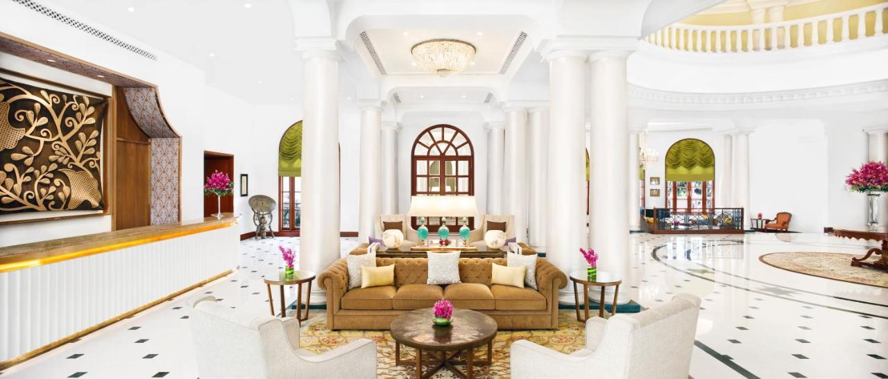 Taj Mahal, Lucknow Hotel Bagian luar foto